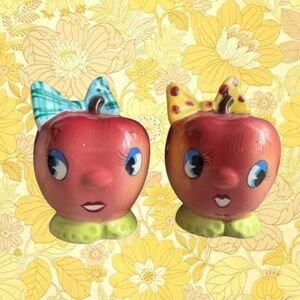 Vintage PY Japan Apple Head Shakers